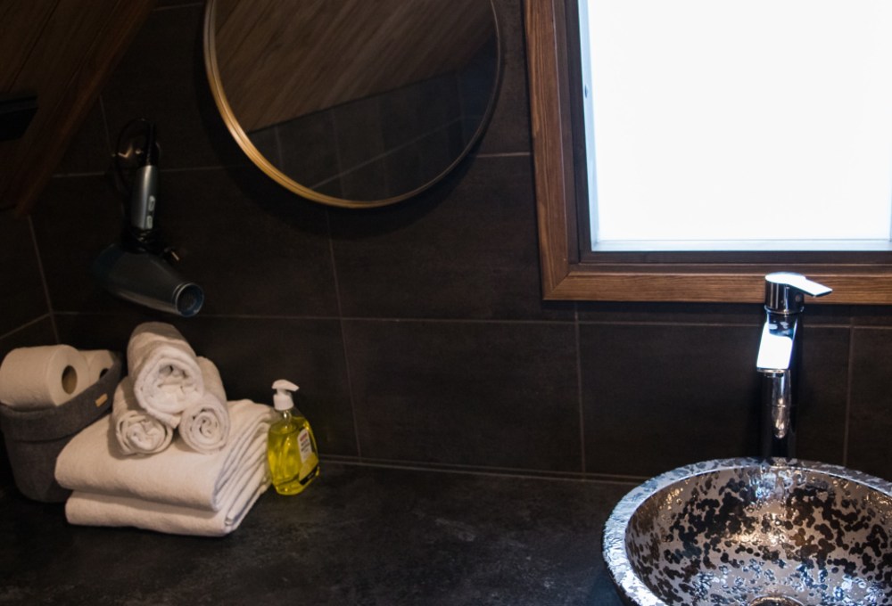 Holiday Village Aurora Cabin Badezimmer